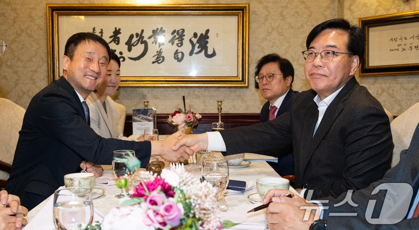 본문 이미지 - 더불어민주당 한병도, 국민의힘 송언석 원내대표와 여야 원내수석 및 예결위 간사들이 10일 서울 여의도 한 식당에서 조찬 회동을 하고 있다. 왼쪽부터 시계방향으로 더불어민주당 한 원내대표, 이소영 예결위 간사, 국민의힘 박형수 예결위 간사, 송 원내대표. 2026.4.10 ⓒ 뉴스1 유승관 기자