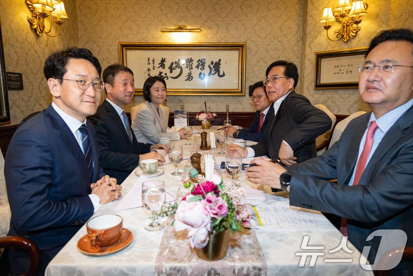 본문 이미지 - 더불어민주당 한병도, 국민의힘 송언석 원내대표와 여야 원내수석 및 예결위 간사들이 10일 서울 여의도 한 식당에서 조찬 회동을 하고 있다. 왼쪽부터 시계방향으로 더불어민주당 천준호 원내운영수석부대표, 한 원내대표, 이소영 예결위 간사, 국민의힘 박형수 예결위 간사, 송 원내대표, 유상범 원내수석부대표. 2026.4.10 ⓒ 뉴스1 유승관 기자