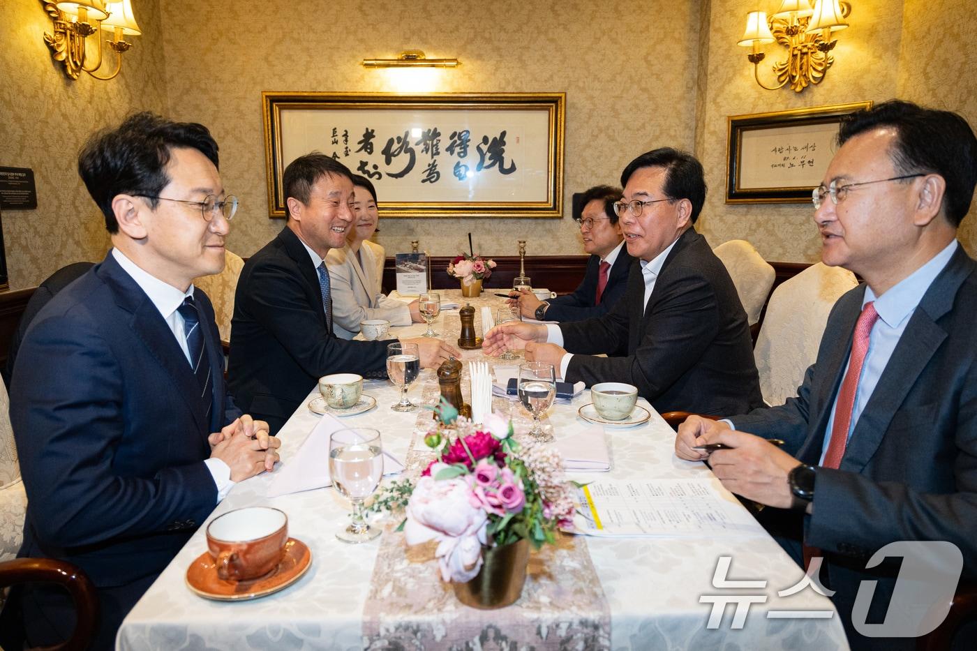 본문 이미지 - 더불어민주당 한병도, 국민의힘 송언석 원내대표와 여야 원내수석 및 예결위 간사들이 10일 서울 여의도 한 식당에서 조찬 회동을 하고 있다. 왼쪽부터 시계방향으로 더불어민주당 천준호 원내운영수석부대표, 한 원내대표, 이소영 예결위 간사, 국민의힘 박형수 예결위 간사, 송 원내대표, 유상범 원내수석부대표. 2026.4.10 ⓒ 뉴스1 유승관 기자