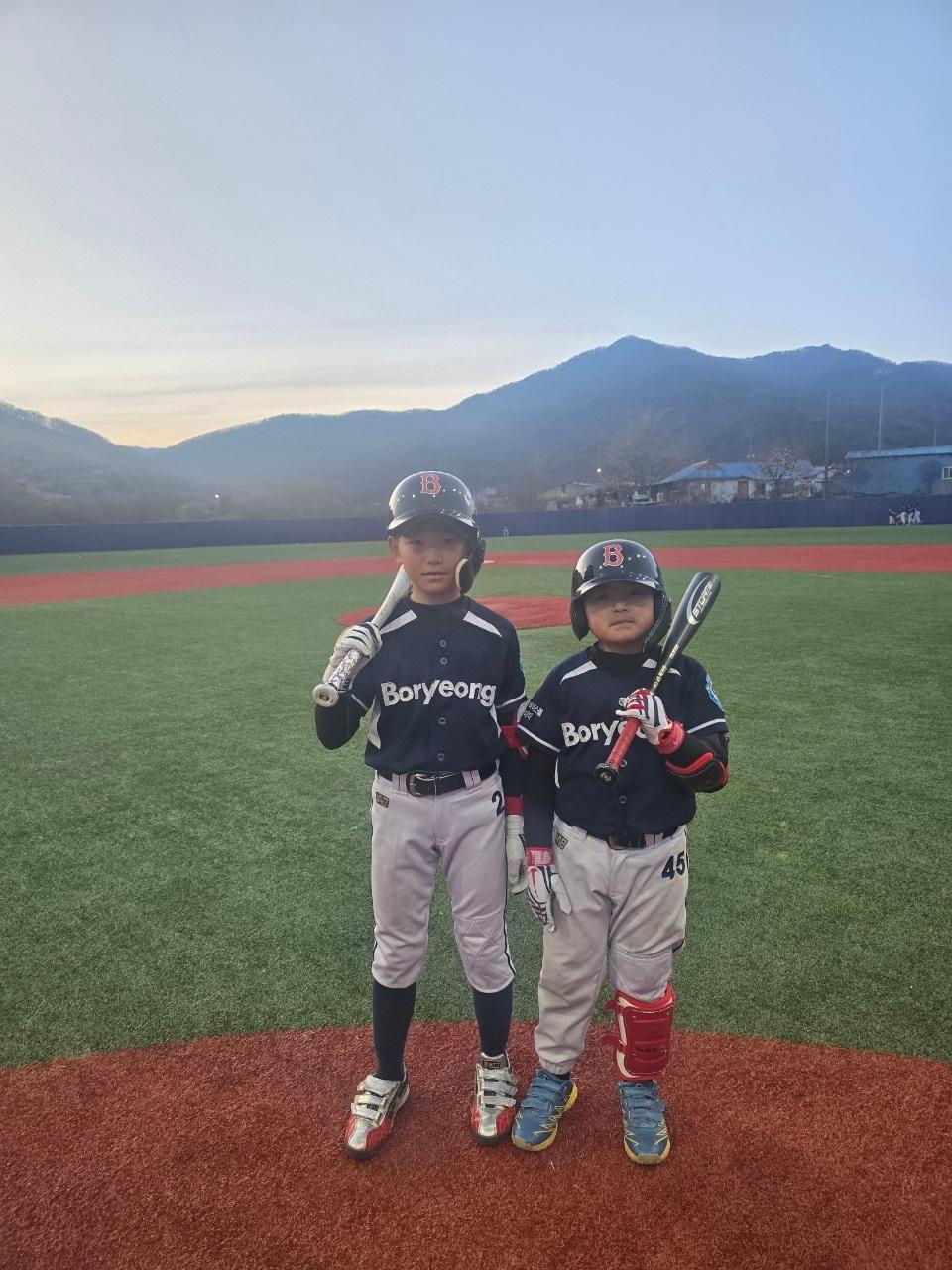 본문 이미지 - 보령시유소년야구단 소속 신현우, 백기연 선수.(보령시 제공. 재판매 및 DB금지)/뉴스1