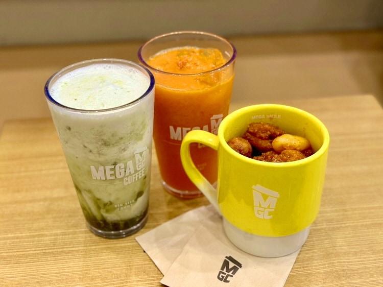 본문 이미지 - 메가MGC커피 '양념 컵치킨' 누적 약 35만 건 판매.(메가MGC커피 제공) 