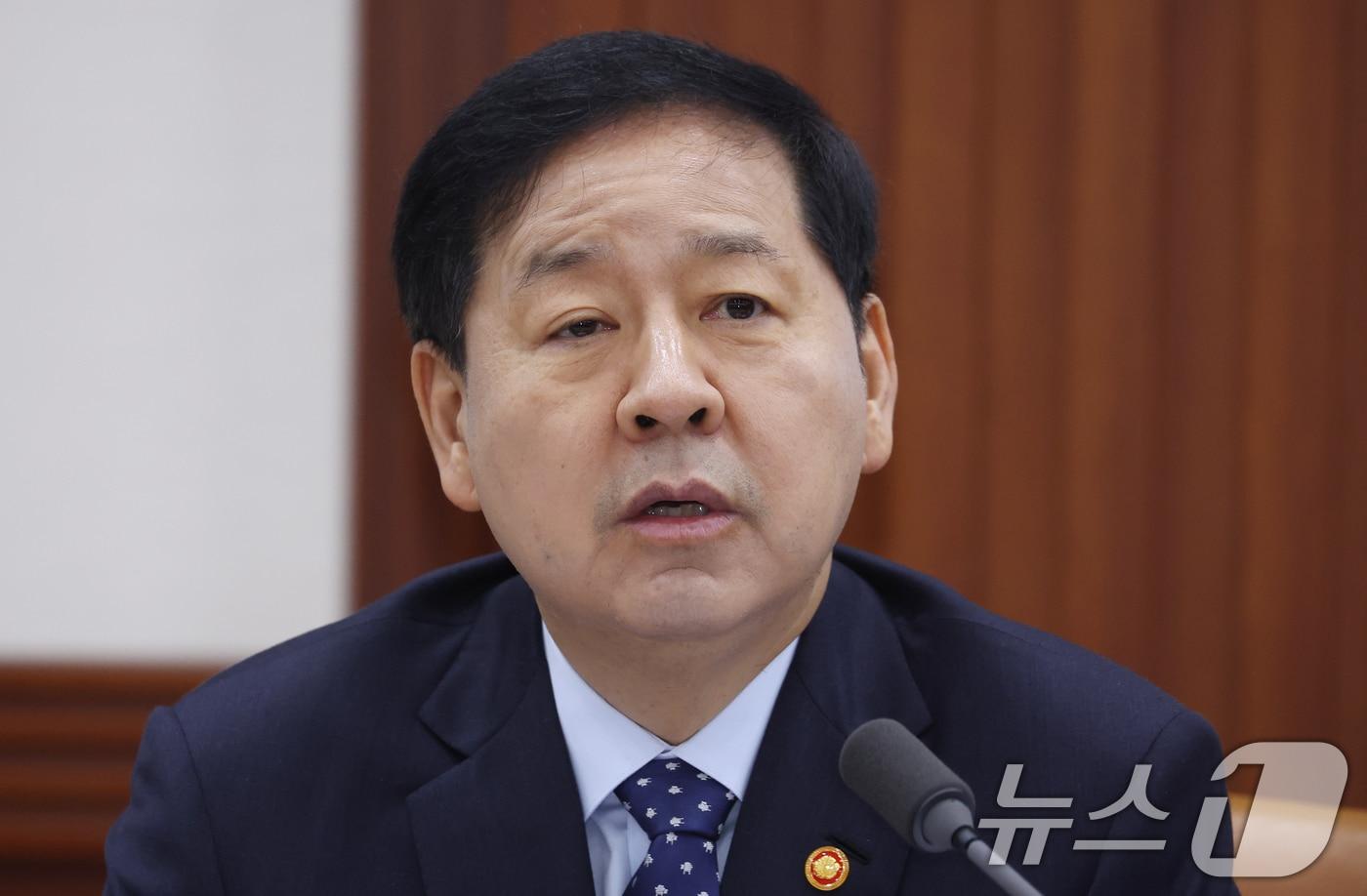 본문 이미지 - 구윤철 경제부총리 겸 재정경제부 장관이 10일 오전 서울 종로구 세종대로 정부서울청사에서 열린 비상경제본부회의 겸 경제관계장관회의에서 모두 발언을 하고 있다. 이 회의에서 구 부총리는 중동 전쟁 관련 대응 상황 등을 점검했다. 2026.4.10 ⓒ 뉴스1 김명섭 기자