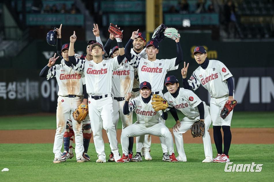 본문 이미지 - 롯데 자이언츠는 9일 현재 3승7패로 키움 히어로즈, KIA 타이거즈와 함께 공동 8위에 자리했다. (롯데 자이언츠 제공)