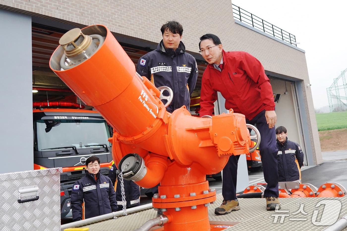 본문 이미지 - 이완섭 서산시장이 지난 9일 서산화학재난합동방재센터를 방문해 대용량포방사시스템을 직접 운전해보고 있다.(서산시 제공. 재판매 및 DB금지)2026.4.10/뉴스1