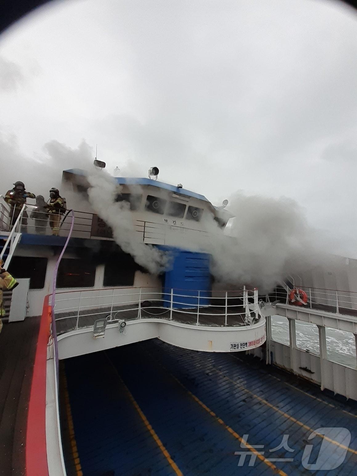 본문 이미지 - 10일 오전 7시 45분쯤 전남 해남군 송지면 땅끝항 여객선 터미널에서 완도 노화 산양항으로 출항할 예정이었던 621톤급 뉴장보고호 2층 객실에서 불이 나 연기가 피어오르고 있다. (전남소방 제공. 재판매 및 DB 금지) 2026.4.10 