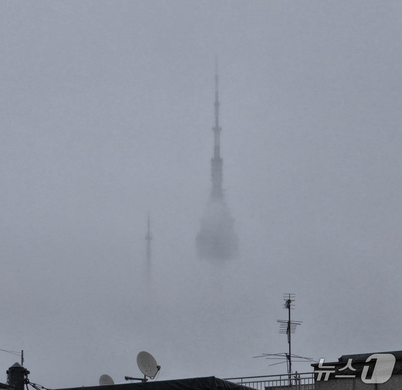 본문 이미지 - 10일 오후 서울 용산구에서 바라본 남산타워가 비구름에 가려져 있다. ⓒ 뉴스1 황덕현 기자