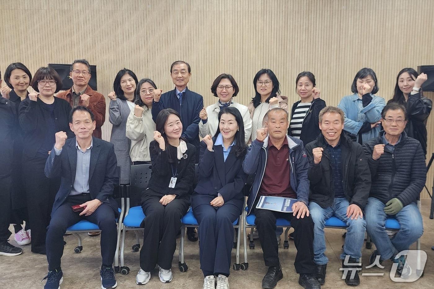 본문 이미지 -  충주시농촌활성화지원센터 소통전문가 양성 과정 참여자.(충주시 제공. 재판매 및 DB금지)