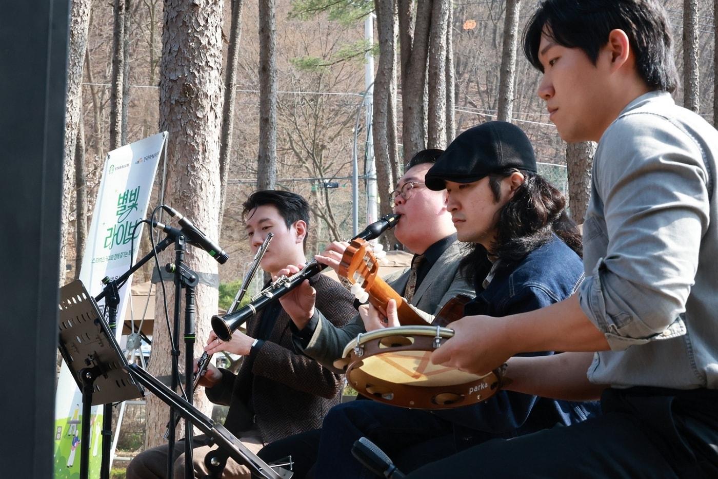 본문 이미지 - 스타벅스 용인고기동유원지점에서 청년 아티스트가 '별빛 라이브' 공연을 하는 모습.(스타벅스 코리아 제공)