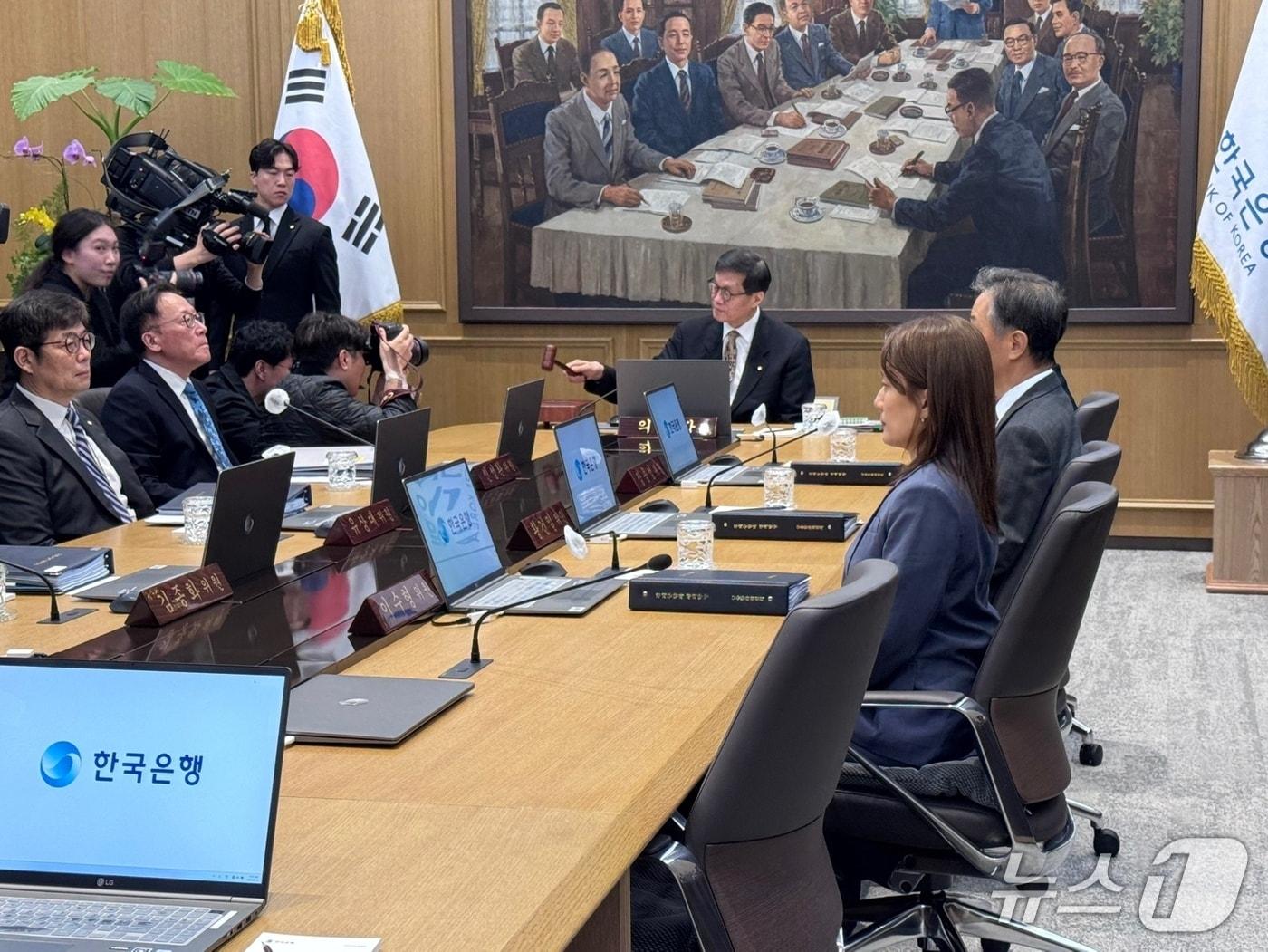 본문 이미지 - 이창용 한국은행 총재가 26일 오전 서울 중구 한국은행에 마련된 금융통화위원회 회의실에 입장해 의결봉을 두드리고 있다.2026.04.10/뉴스1 ⓒ News1 이강 기자