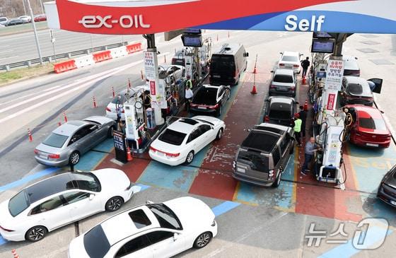본문 이미지 - 한 주유소가 주유를 하려는 차량들로 북적이고 있다./뉴스1 최지환 기자
