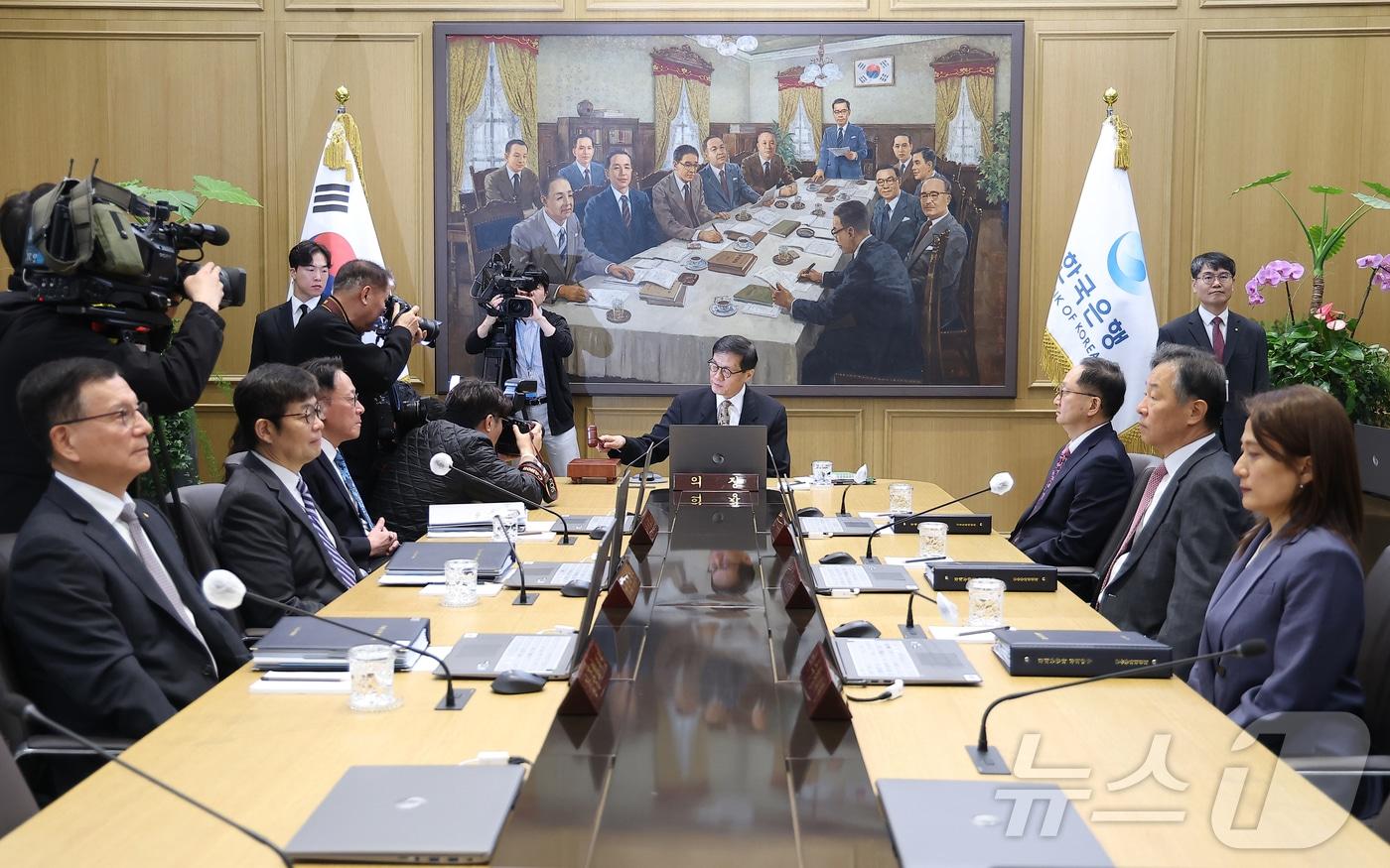 본문 이미지 - 이창용 한국은행 총재가 10일 서울 중구 한국은행 본관에서 열린 금융통화위원회 본회의에서 의사봉을 두드리고 있다. 2026.4.10 ⓒ 뉴스1 사진공동취재단