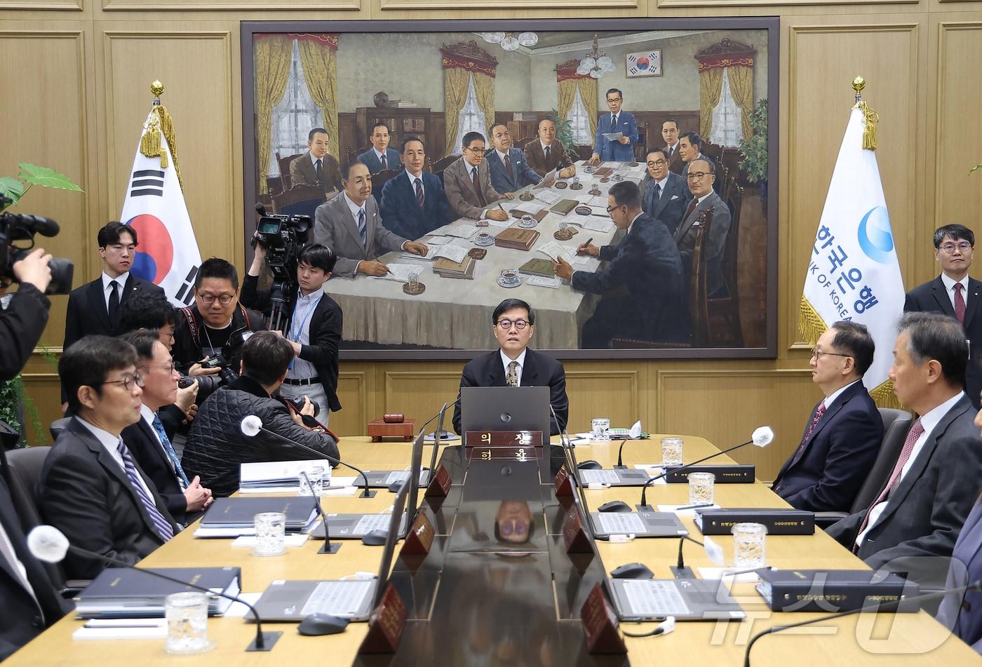 본문 이미지 - 이창용 한국은행 총재가 10일 서울 중구 한국은행 본관에서 열린 금융통화위원회 본회의를 주재하고 있다. 2026.4.10 ⓒ 뉴스1 사진공동취재단