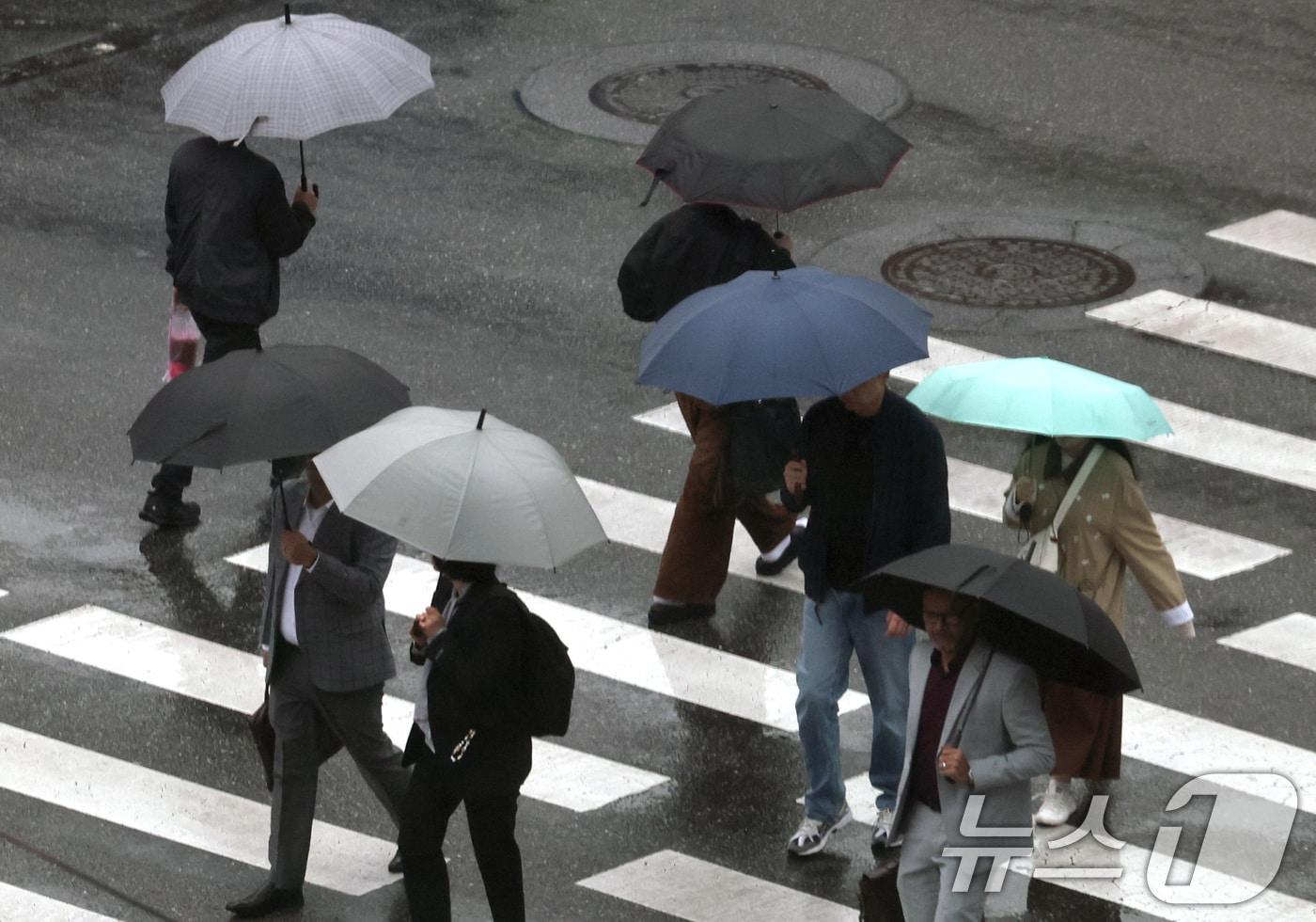본문 이미지 -  우산을 쓴 시민들이 출근길 발걸음을 옮기고 있다. 2026.4.10 ⓒ 뉴스1 구윤성 기자