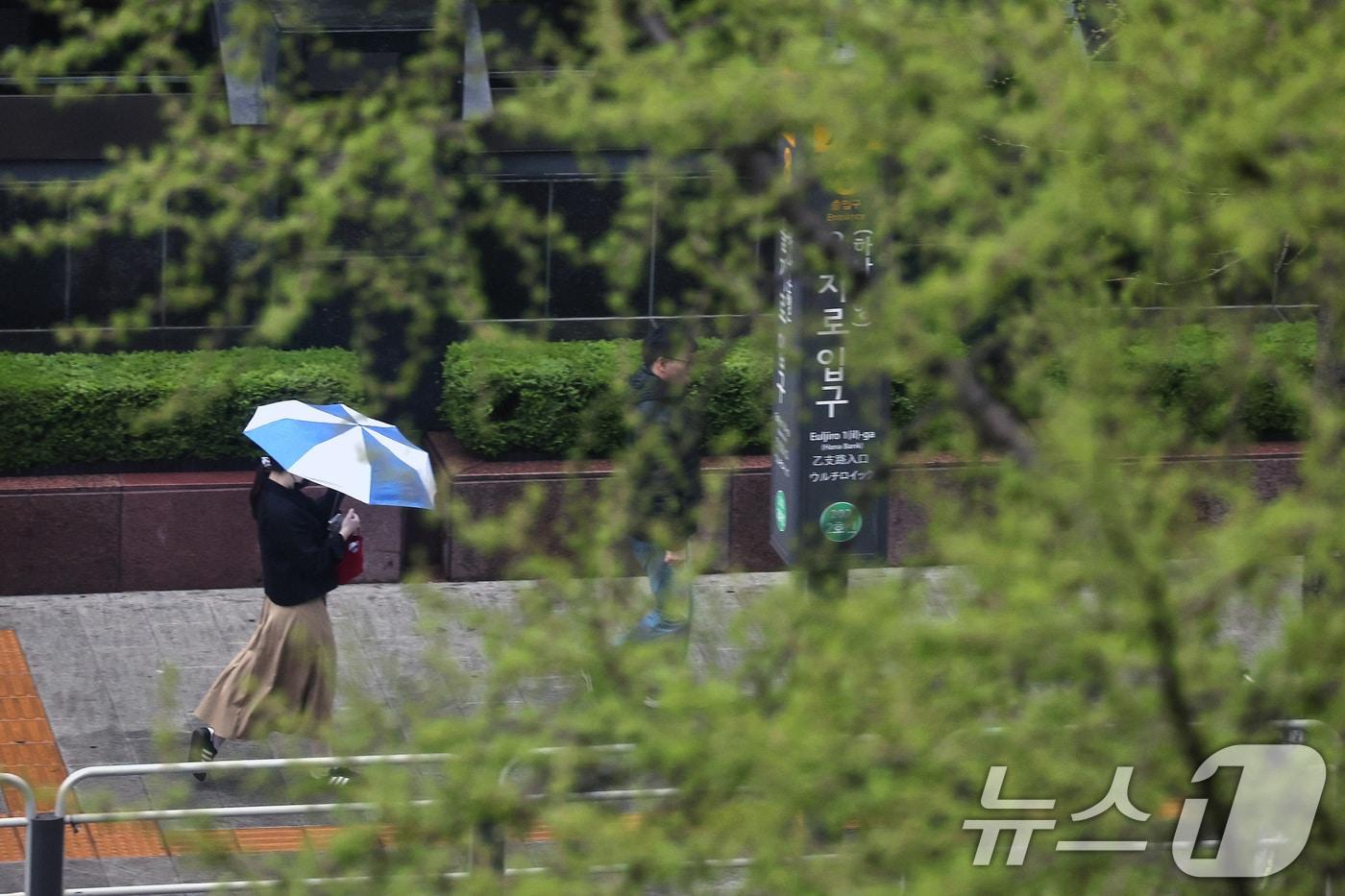 본문 이미지 - 10일 오전 서울 중구 을지로 일대에서 우산을 쓴 시민이 출근길 발걸음을 옮기고 있다. 2026.4.10 ⓒ 뉴스1 구윤성 기자