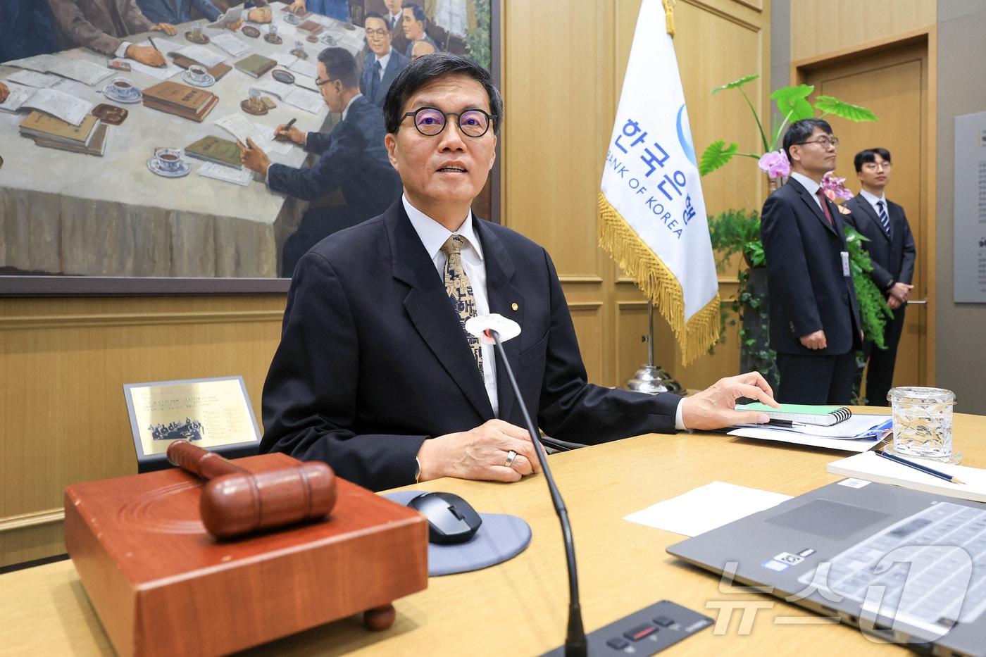 본문 이미지 - 이창용 한국은행 총재가 10일 서울 중구 한국은행 본관에서 열린 금융통화위원회 본회의에서 회의를 주재 하고 있다. 2026.4.10 ⓒ 뉴스1 사진공동취재단