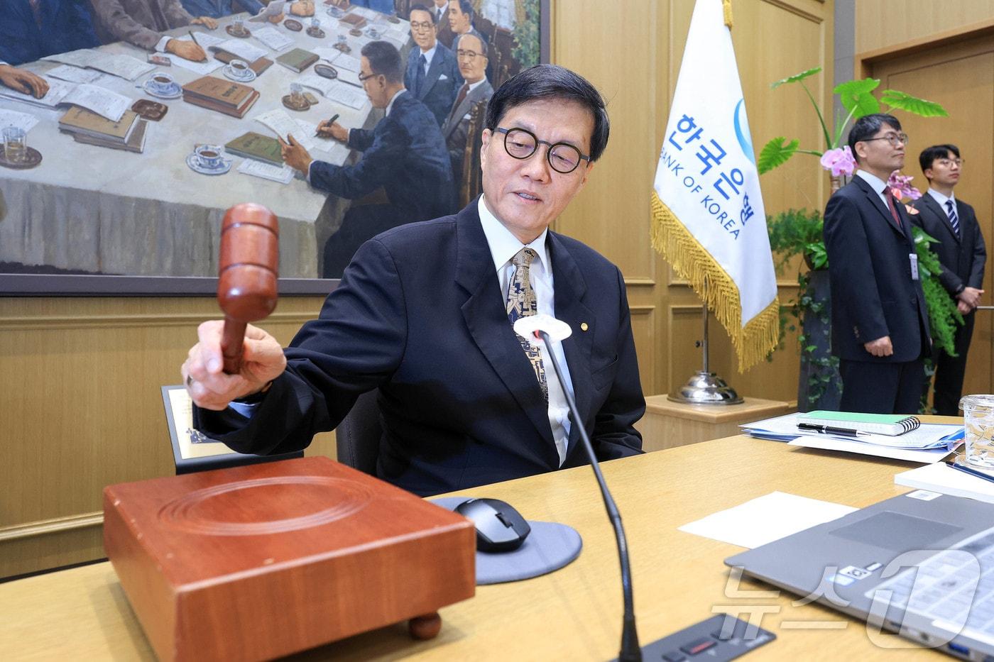 본문 이미지 - 이창용 한국은행 총재가 10일 서울 중구 한국은행 본관에서 열린 금융통화위원회 본회의에서 의사봉을 두드리고 있다. 2026.4.10 ⓒ 뉴스1 사진공동취재단