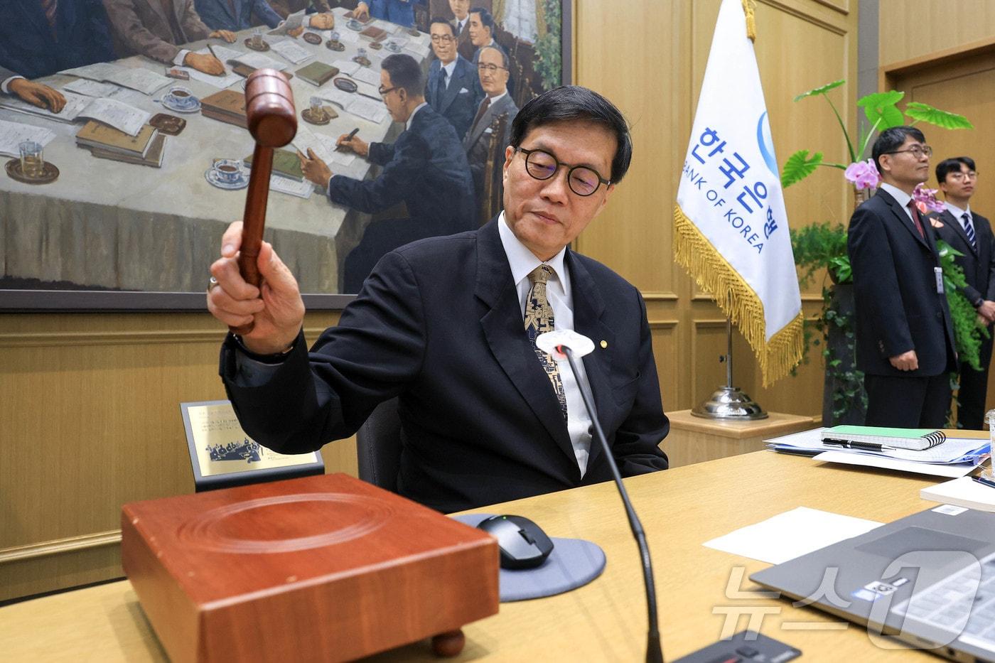 본문 이미지 - 이창용 한국은행 총재가 10일 서울 중구 한국은행 본관에서 열린 금융통화위원회 본회의에서 의사봉을 두드리고 있다. 2026.4.10 ⓒ 뉴스1 사진공동취재단
