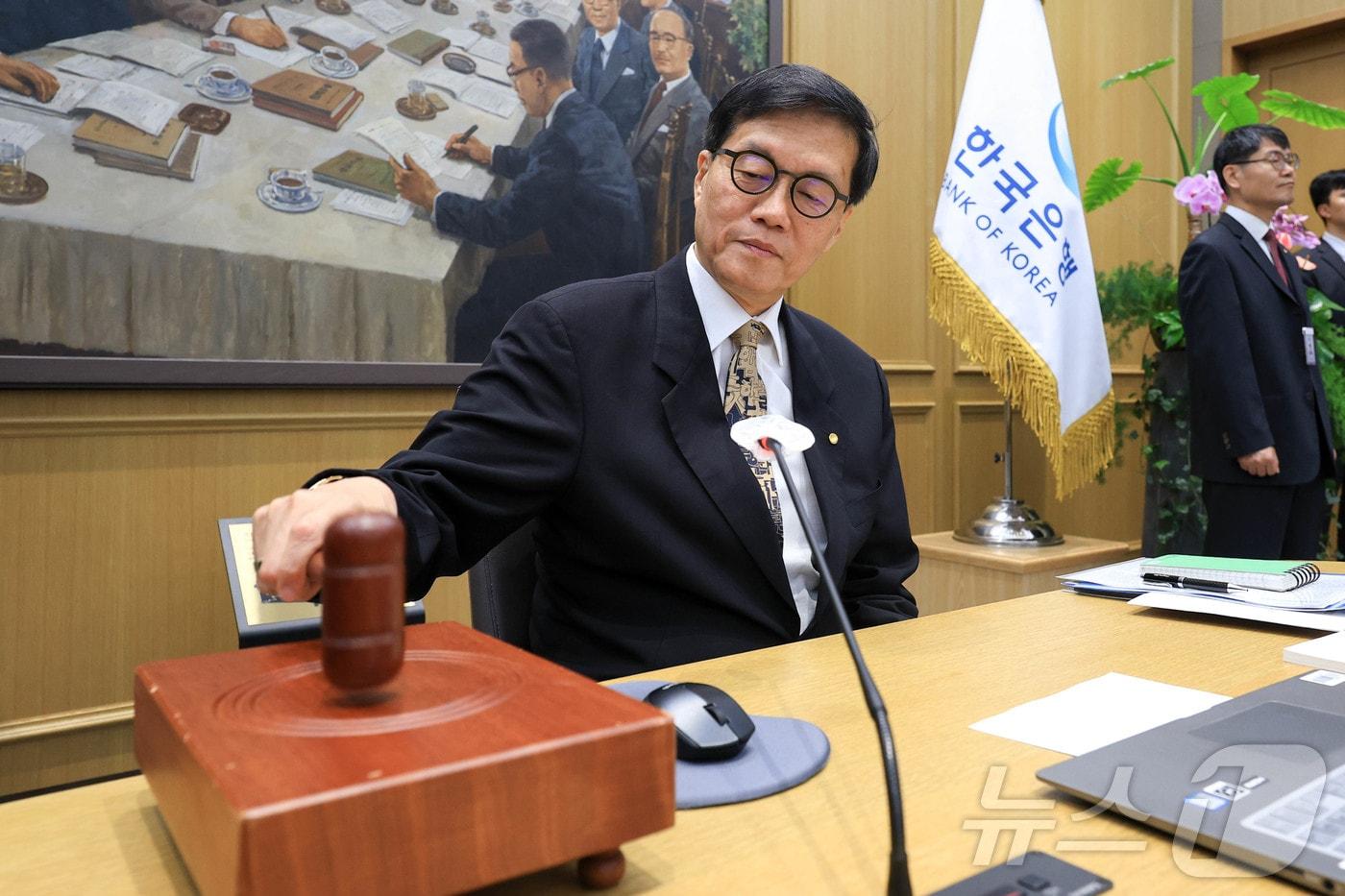 본문 이미지 - 이창용 한국은행 총재가 10일 서울 중구 한국은행 본관에서 열린 금융통화위원회 본회의에서 의사봉을 두드리고 있다. 2026.4.10 ⓒ 뉴스1 사진공동취재단