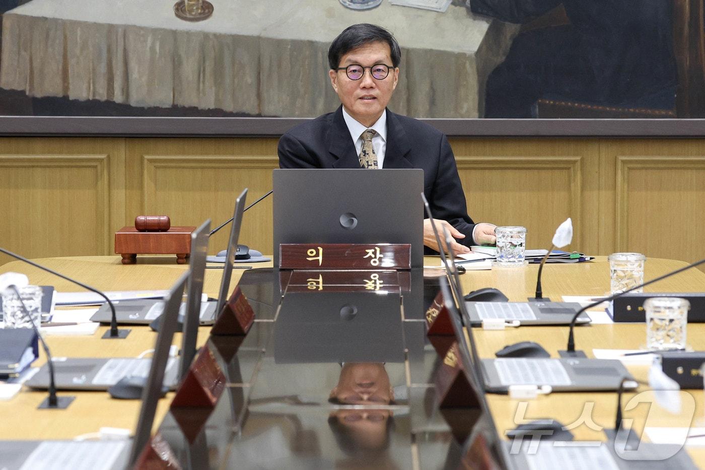 본문 이미지 - 이창용 한국은행 총재가 10일 서울 중구 한국은행 본관에서 열린 금융통화위원회 본회의에서 회의를 주재 하고 있다. 2026.4.10 ⓒ 뉴스1 사진공동취재단