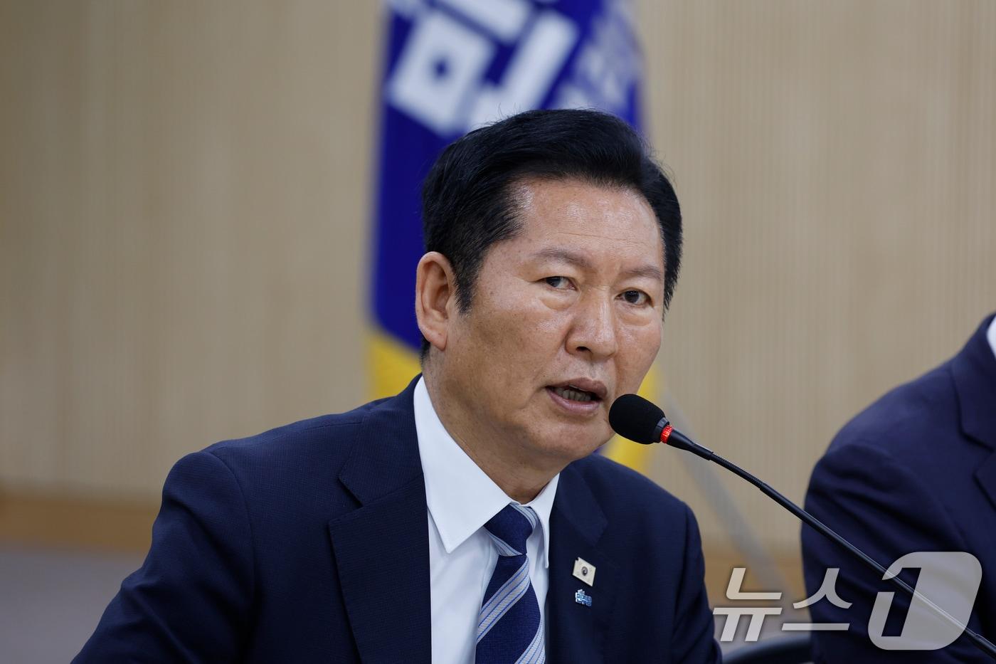 본문 이미지 - 정청래 더불어민주당 대표가 10일 전남 담양농협본점에서 열린 민주당 현장최고위원회의에서 모두발언하고 있다. 2026.4.10 ⓒ 뉴스1 김태성 기자