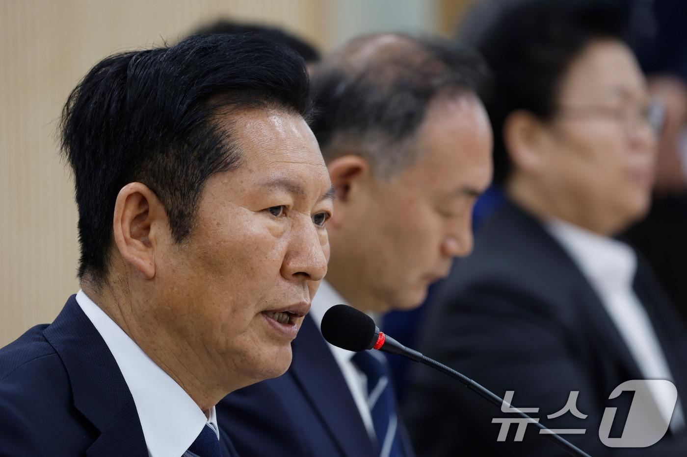 본문 이미지 - 정청래 더불어민주당 대표가 10일 전남 담양농협 본점에서 열린 민주당 현장최고위원회의에서 모두발언하고 있다. 2026.4.10 ⓒ 뉴스1 김태성 기자