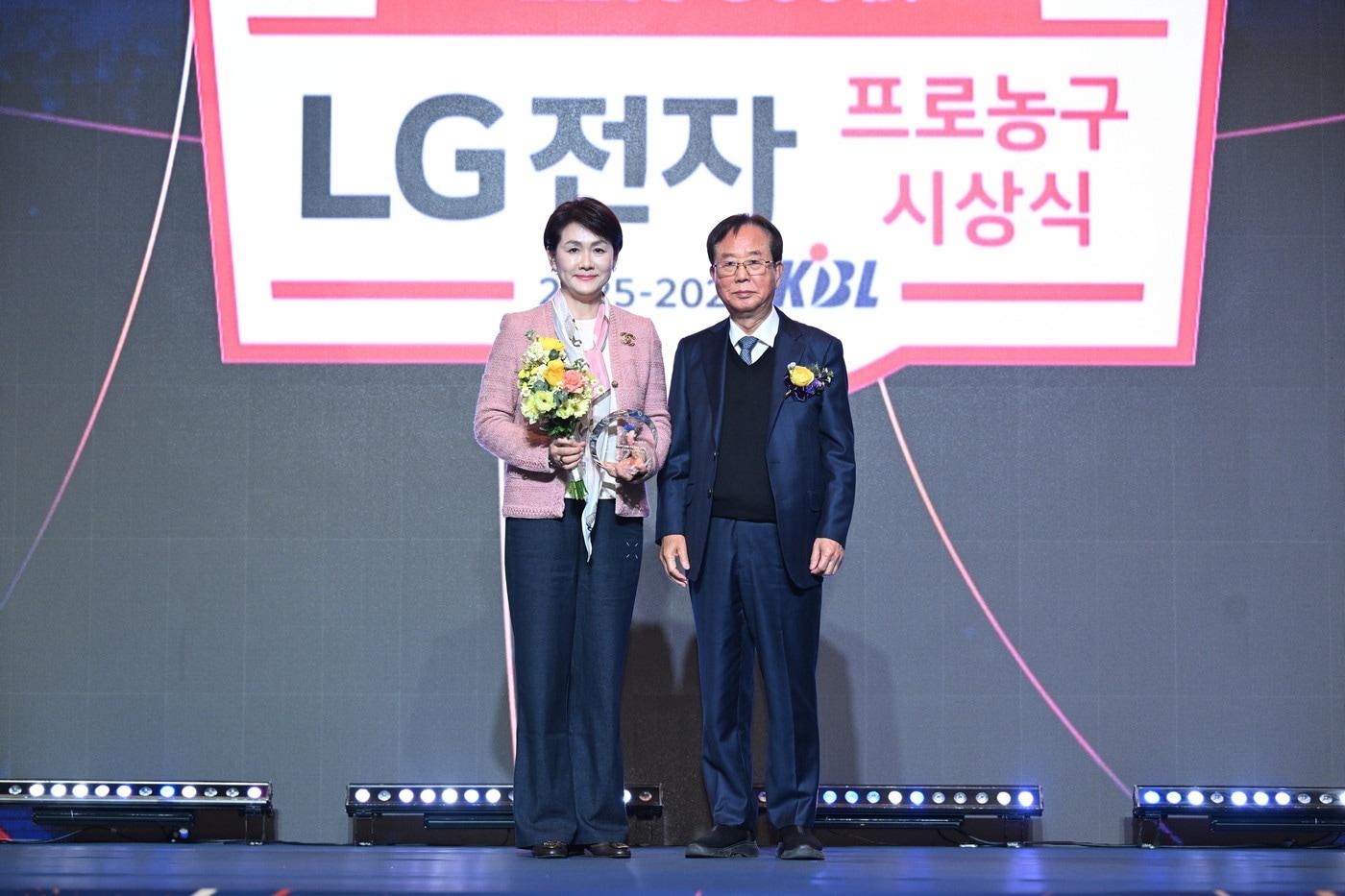 본문 이미지 - 동아오츠카는 2025-2026 LG전자 프로농구 시상식에서 KBL로부터 공로상을 수상했다.(동아오츠카 제공)