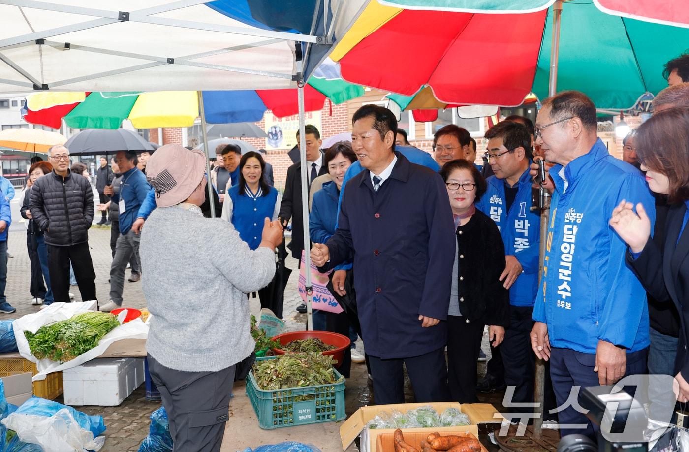 본문 이미지 - 정청래 더불어민주당 대표가 10일 전남 담양 창평전통시장을 방문해 상인들과 인사를 나누고 있다. 2026.4.10 ⓒ 뉴스1 김태성 기자