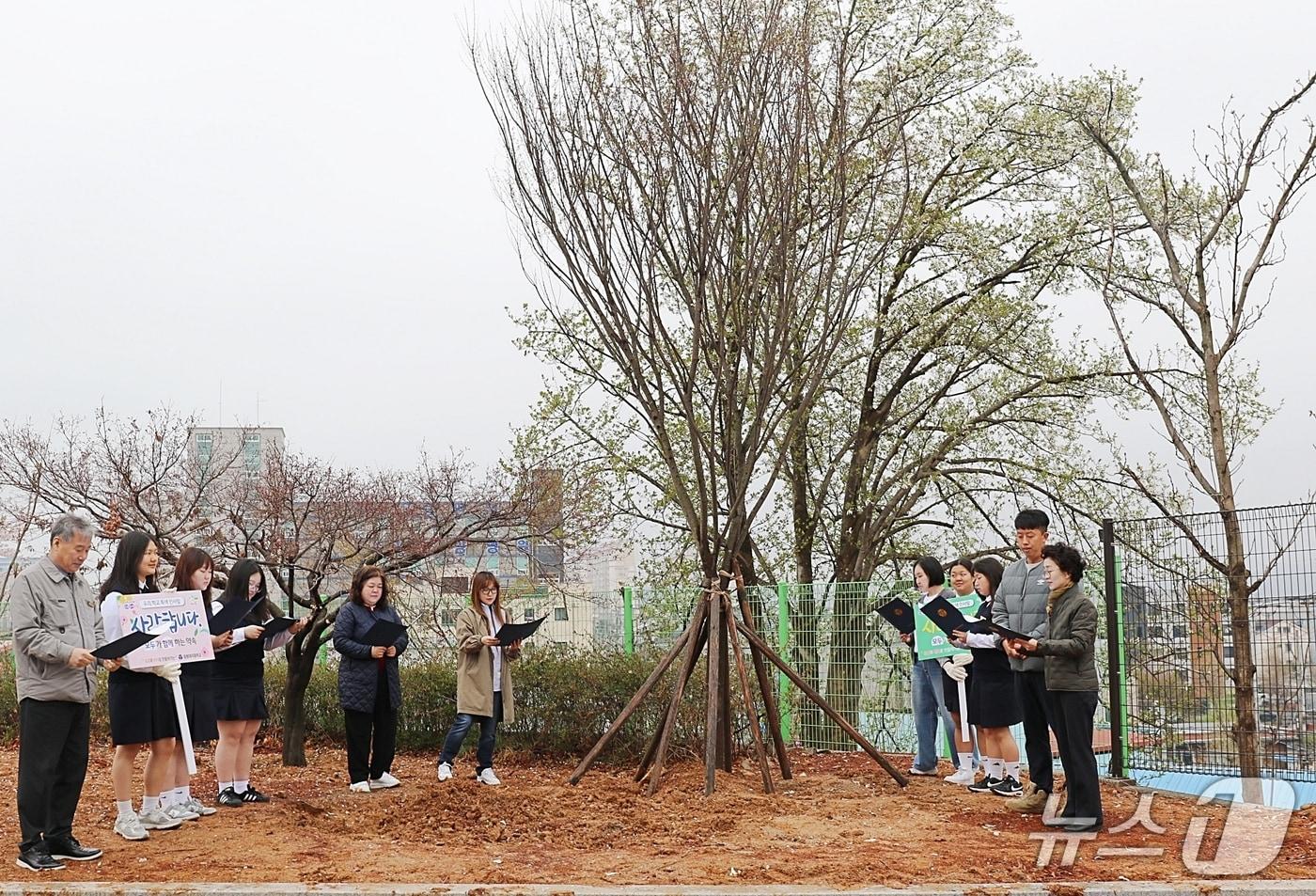 본문 이미지 - 충북 증평여자중학교는 10일 학교 입구에서 학생, 학부모, 교직원이 함께 참여하는 교목 기념식수와 학교문화 책임 규약 선포식을 개최했다.(괴산증평교육지원청 제공. 재판매 및 DB금지)