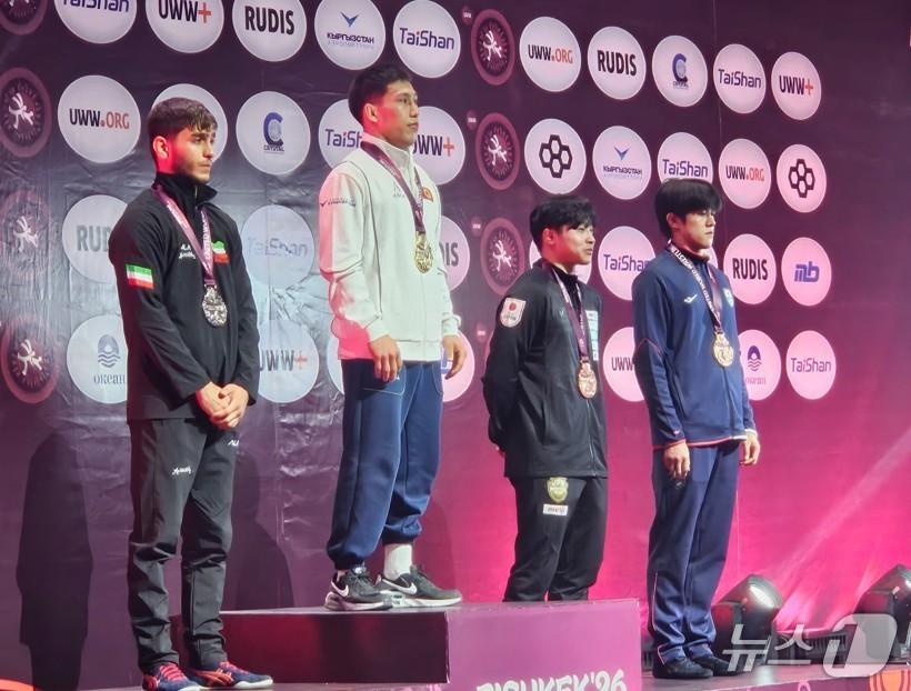 본문 이미지 - 한국조폐공사 소속 최현웅 선수(오른쪽 첫 번째)가 '2026 아시아선수권대회' 시상식에서 동메달을 목에 건 뒤 기념 촬영을 하고 있다. (한국조폐공사 제공.재판매 및 DB금지)/뉴스1