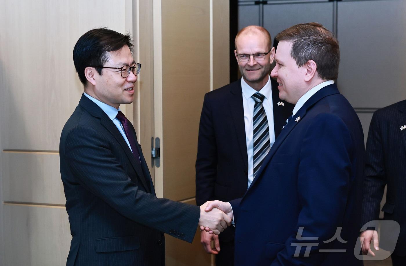 본문 이미지 - 여한구 산업통상부 통상교섭본부장이 10일 오전 서울 종로구 포시즌스호텔에서 빌레 타비오 핀란드 외교통상개발장관과 대화를 나누고 있다. (산업통상부 제공. 재판매 및 DB 금지) 2026.4.10 ⓒ 뉴스1