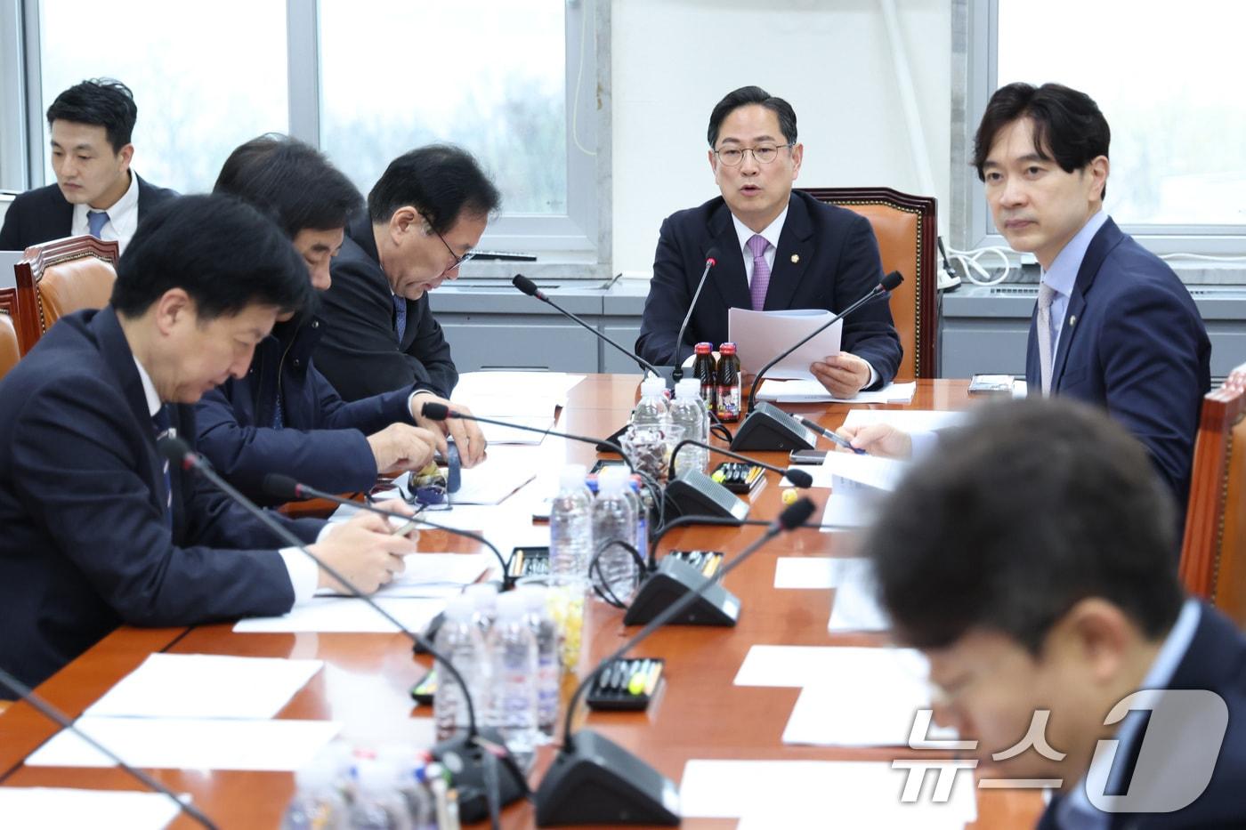 본문 이미지 - 박수영 소위원장이 10일 서울 여의도 국회에서 열린 재정경제기획위원회 조세소위원회에서 안건을 논의하고 있다. 2026.4.10 ⓒ 뉴스1 신웅수 기자