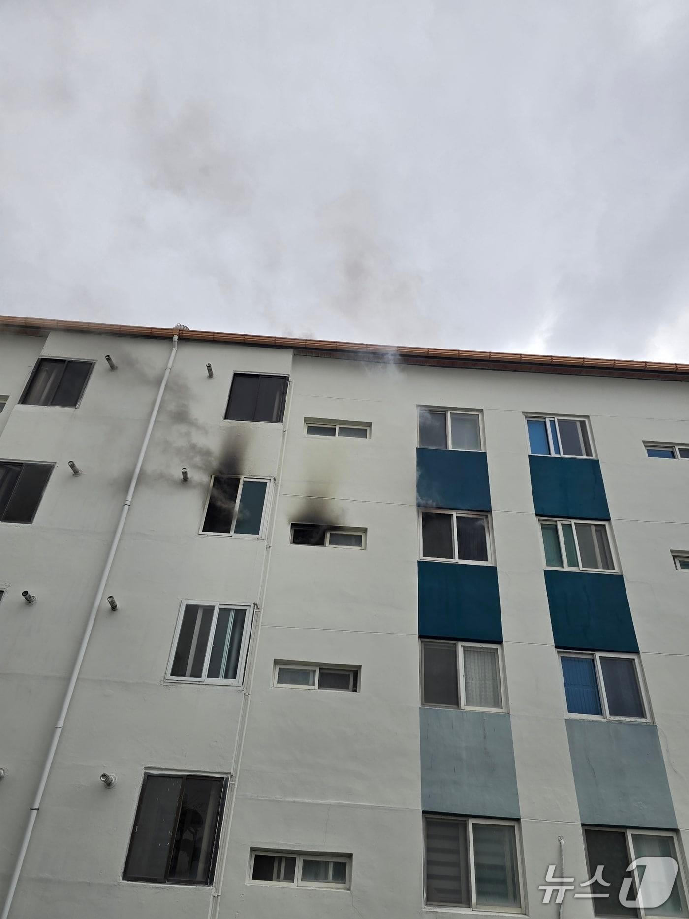 본문 이미지 - 10일 오전 9시 29분쯤 여수시 국동 한 아파트에서 화재가 발생했다. (전남소방본부 제공. 재판매 및 DB금지)