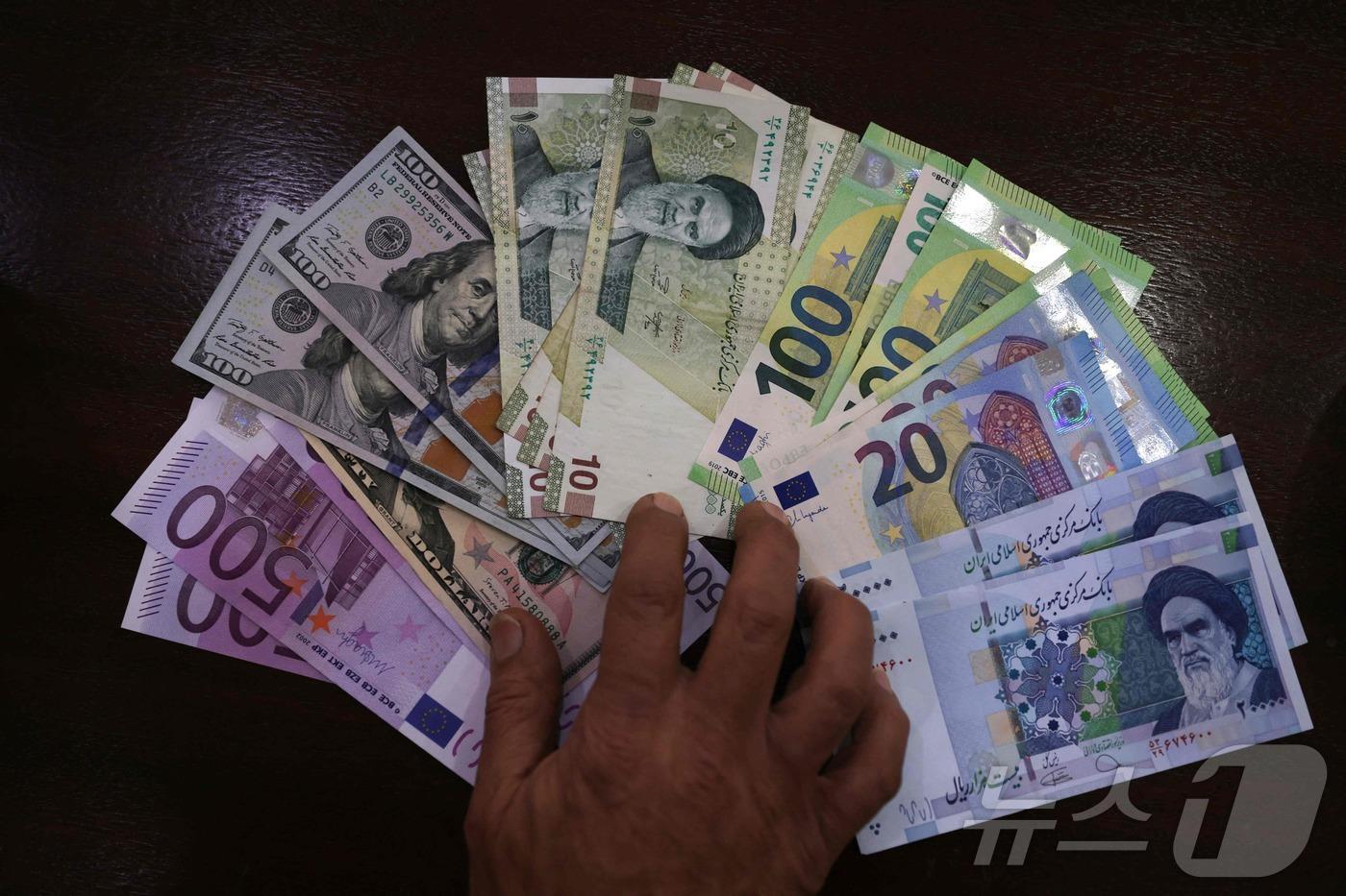 본문 이미지 - 이란 리얄화 지폐 ⓒ AFP=뉴스1