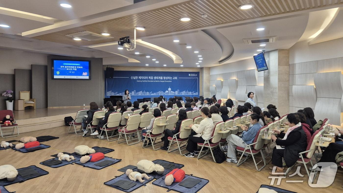 본문 이미지 - 보육교직원 234명 대상 심폐소생술 교육 실시.(성북구 제공)