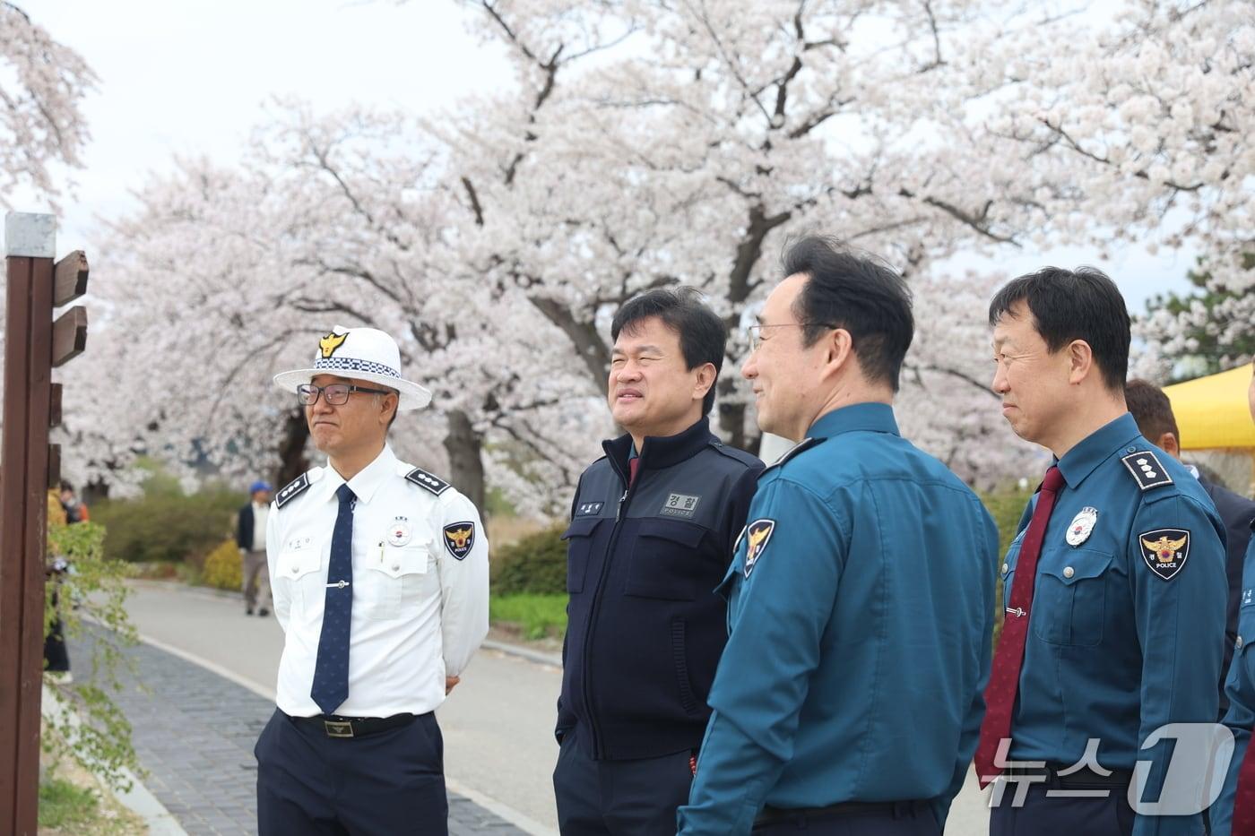본문 이미지 - 최현석 강원경찰청장, 강릉 경포 벚꽃축제 현장 안전 점검.(강원경찰청 제공. 재판매 및 DB금지)/뉴스1