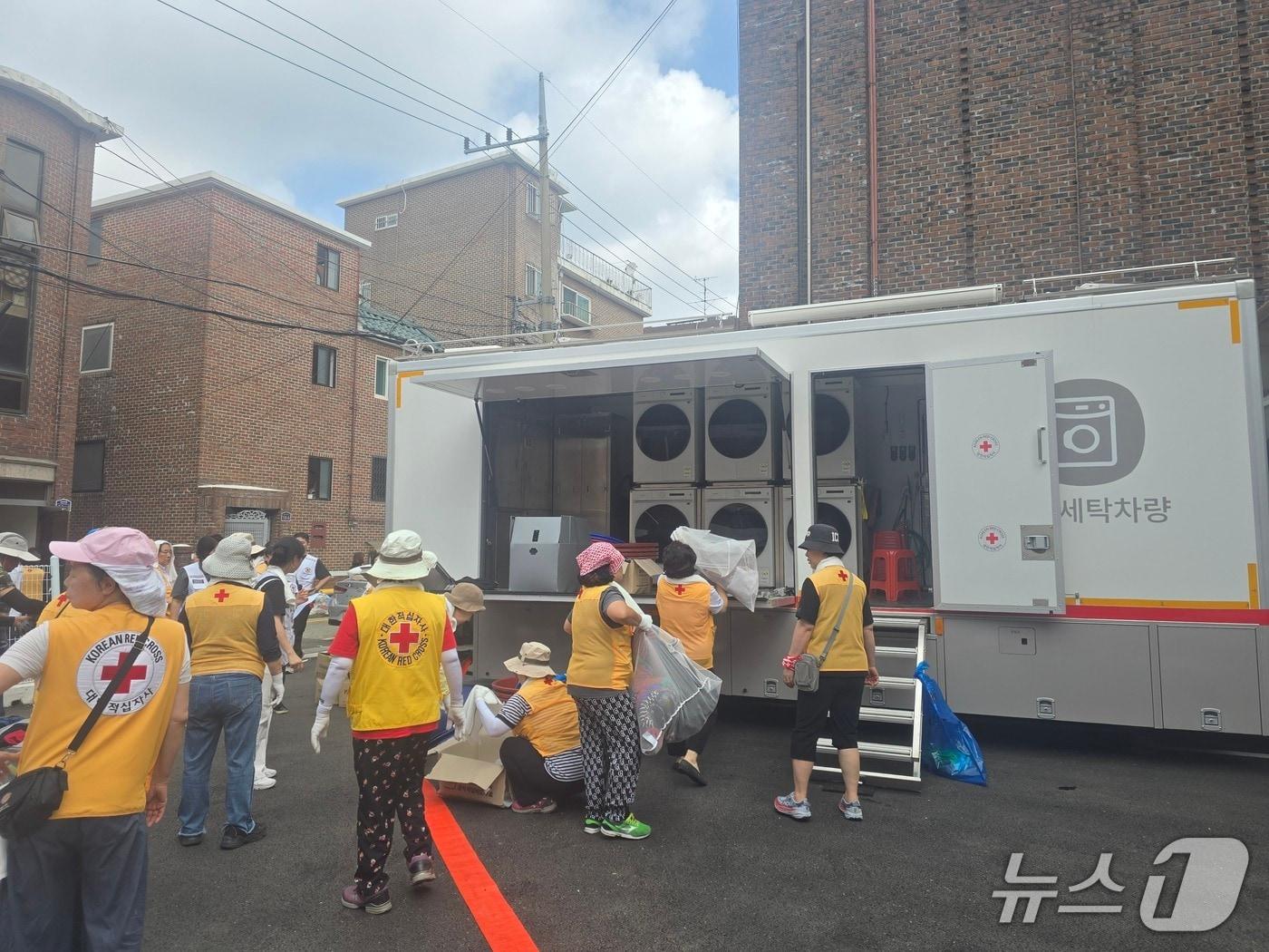 본문 이미지 - 지난해 수해복구 현장에서 활동중인 적십자사 모습.(은평구 제공)