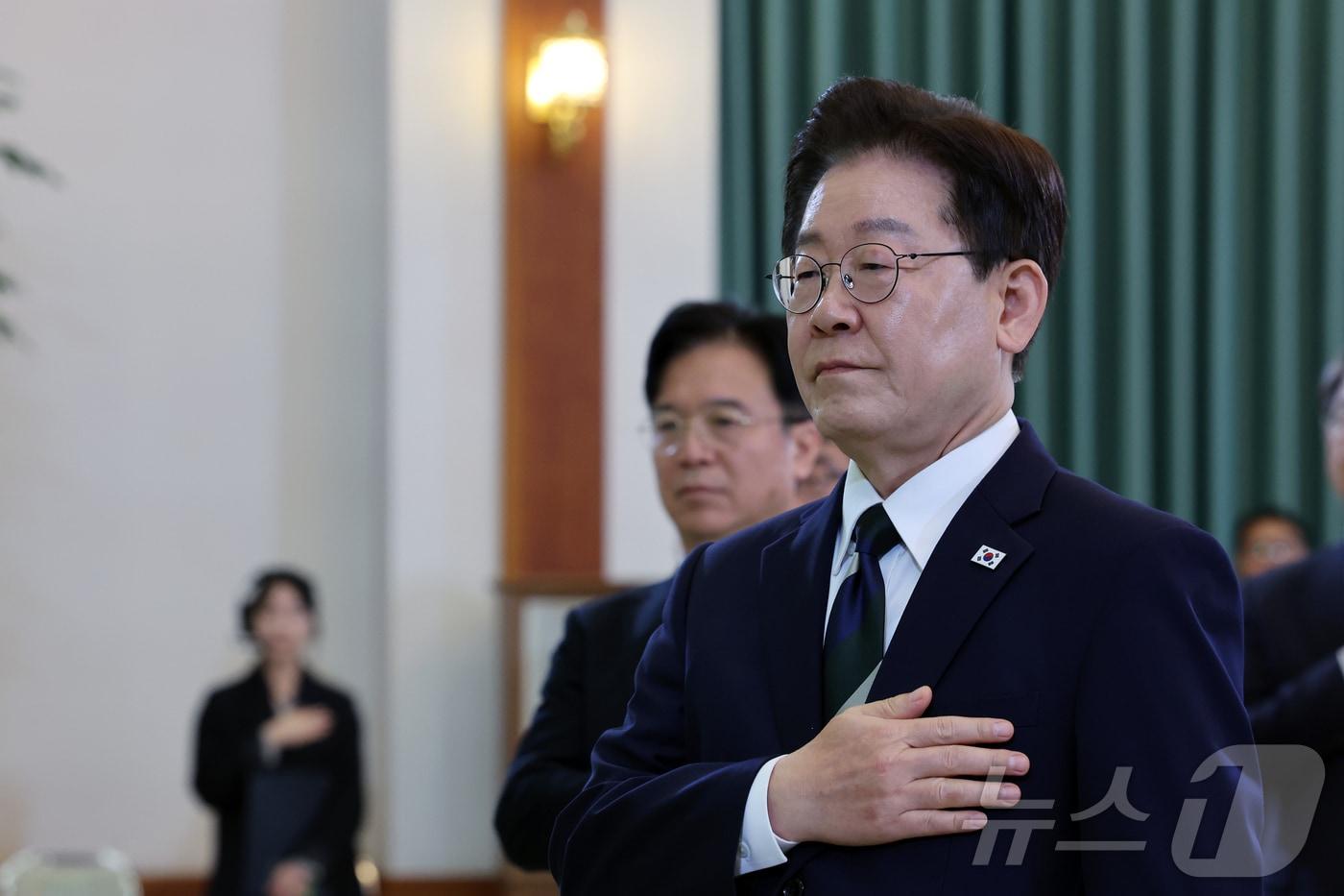 본문 이미지 - 이재명 대통령이 지난 10일 청와대에서 열린 전국민주노동조합총연맹 초청 간담회에서 국민의례를 하고 있다. 2026.4.10 ⓒ 뉴스1 이재명 기자