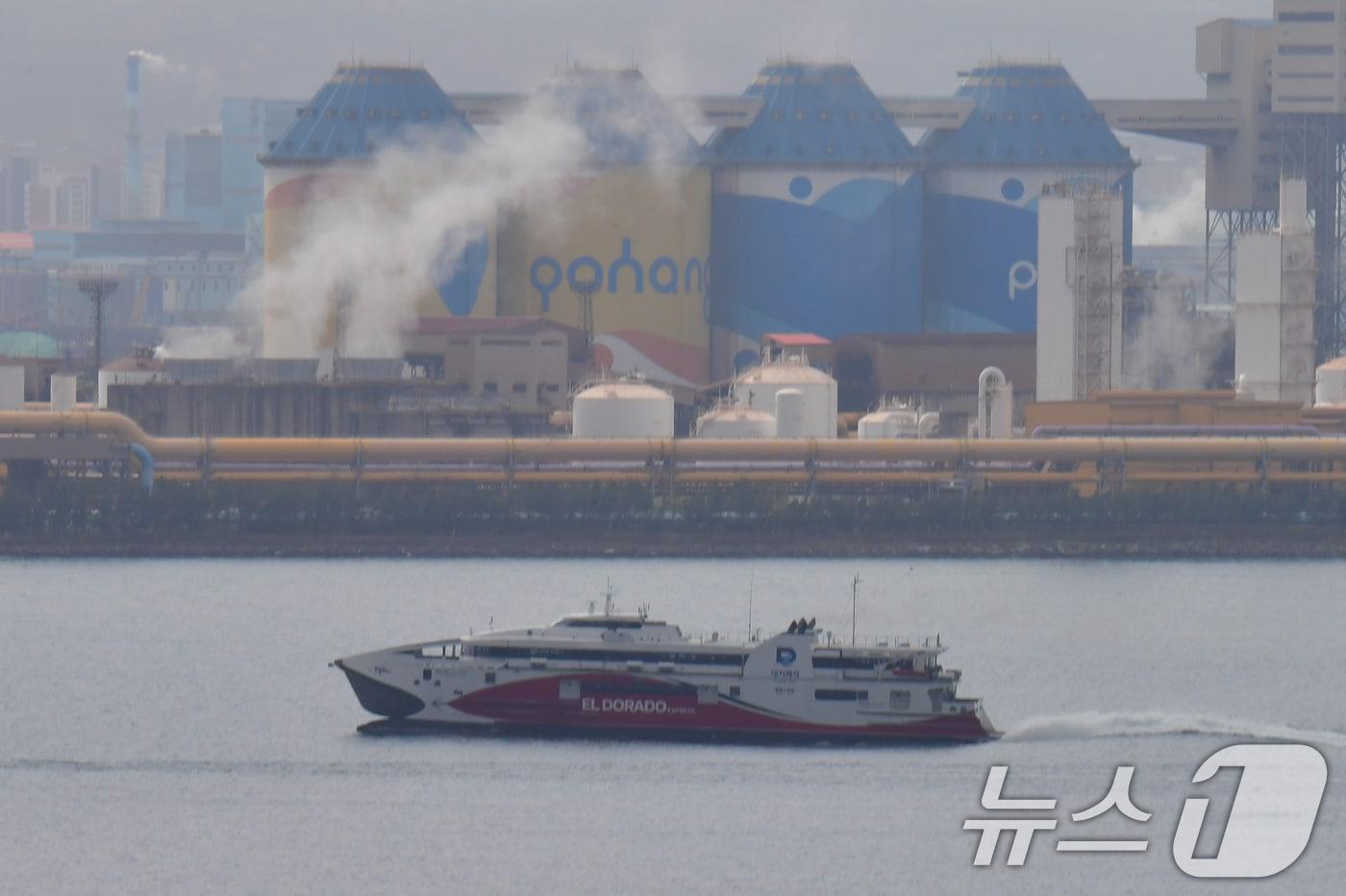본문 이미지 - 10일 오전 경북 포항여객선터미널에서 출항한 포항~울릉 정기여객선인 대저페리의 엘도라도 익스프레스호가 울릉도를 향해 출항하고 있다. 이 배는 지난해 기관 교체작업으로 1년 간 휴행했다. 승객 970명과 화물 25톤을 싣고 시속 최고 45노트(시속 83.3㎞)로 운항할 수 있는 3000톤급 초쾌속 여객선으로 포항~울릉을 2시 50분 만에 운항할 수 있다. 2026.4.10 ⓒ 뉴스1 최창호 기자