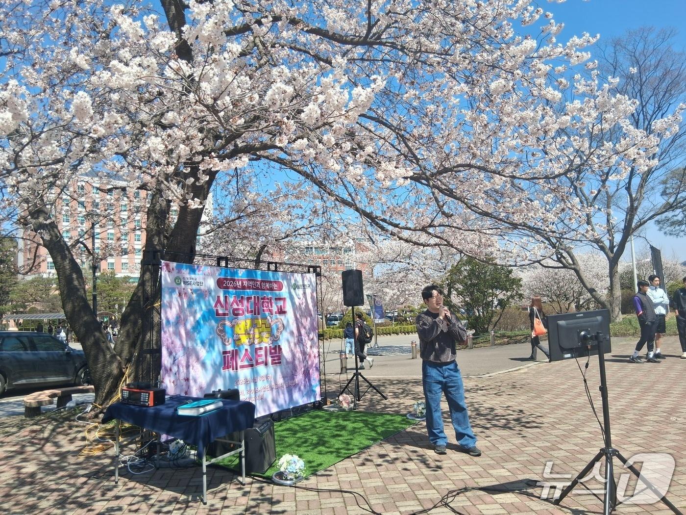 본문 이미지 - 노래자랑에서 열창중인 재학생(신성대 제공. 재판매 및 DB금지)2026.4.10/뉴스1