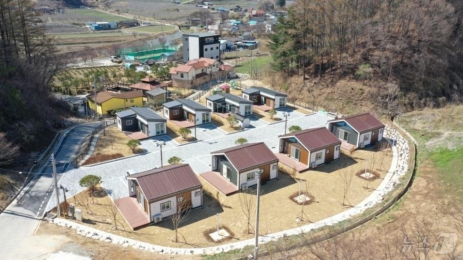 본문 이미지 - 경북 봉화군은 12일 인구 감소와 지방소멸 위기에 대응해 추진한 ‘경북형 작은정원’과 ‘정주여건 개선사업’이 인구 유입과 지역 활성화 성과를 내고 있다. /뉴스1 