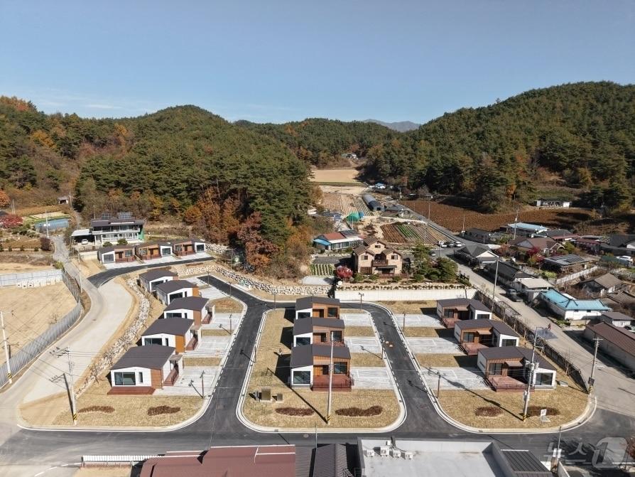 본문 이미지 - 경북도는 29일 정주여건 개선과 생활인구 확대 등을 담은 2027~2031년 인구감소지역 대응 기본계획을 수립하고 있다고 밝혔다. 사진은 경북 봉화군이 인구 감소와 지방소멸 위기에 대응해 추진한 ‘경북형 작은정원’ 모습.(뉴스1 자료, 재판매 및 DB 금지)