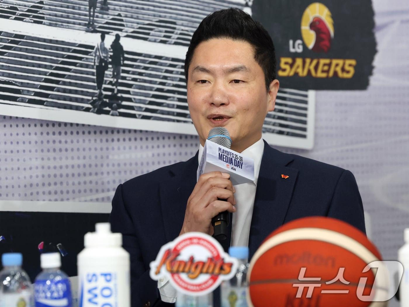 본문 이미지 - SK 전희철 감독이 10일 서울 강남구 KBL센터에서 열린 '2025-2026 LG전자 프로농구 플레이오프 미디어데이'에서 포부를 밝히고 있다. 2026.4.10 ⓒ 뉴스1 황기선 기자