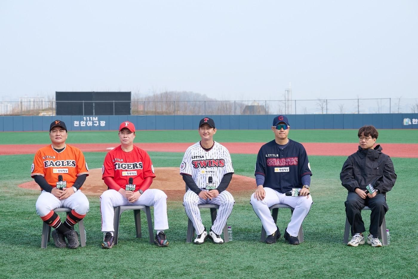 본문 이미지 - (왼쪽부터) 김태균, 나지완, 박용택, 이대호, 이정욱 PD / 사진제공=KBS