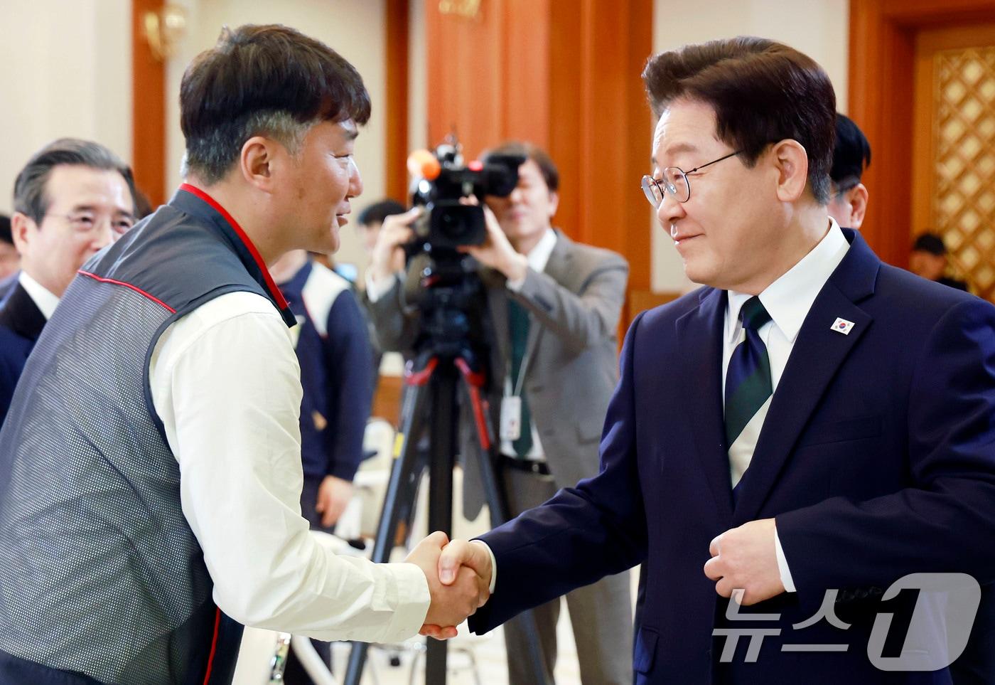 본문 이미지 - 이재명 대통령과 양경수 민주노총 위원장이 10일 청와대에서 열린 전국민주노동조합총연맹 초청 간담회에서 악수하고 있다. 2026.4.10 ⓒ 뉴스1 이재명 기자