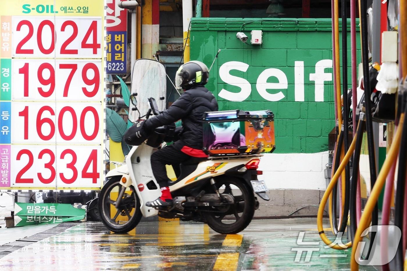 본문 이미지 -  10일 서울 시내 한 주유소에 유가가 표시돼 있다. 2026.4.10 ⓒ 뉴스1 조연우 인턴기자