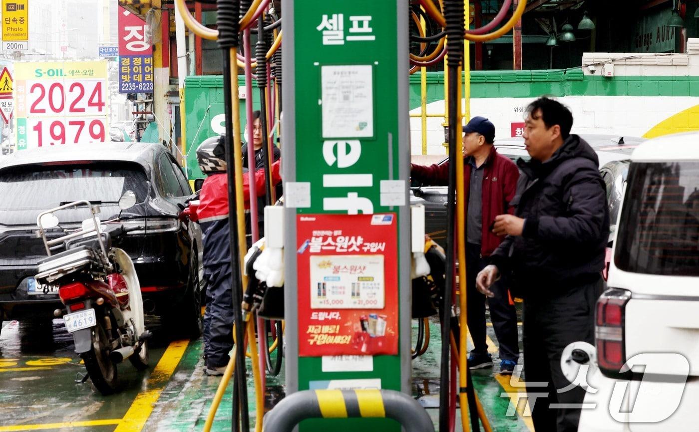 본문 이미지 - 석유 최고가격제 3차 동결이 시행된 10일 서울 시내 한 주유소에서 시민들이 주유를 하고 있다. 2026.4.10 ⓒ 뉴스1 조연우 인턴기자