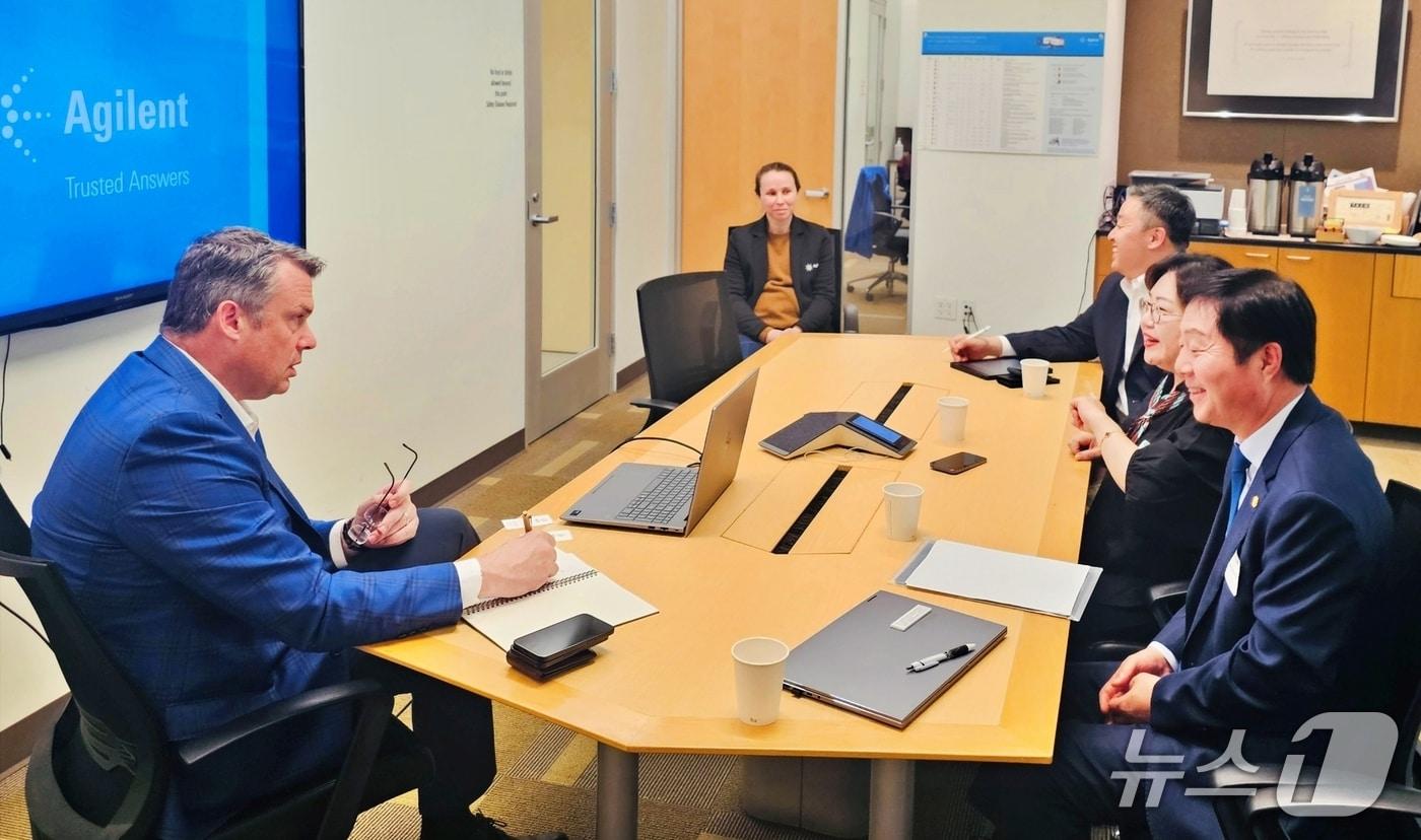 본문 이미지 - 김정겸 총장을 비롯한 충남대 방문단은 Agilent Technologies 본사를 방문해 August Specht SVP 겸 CTO 등 관계자와 면담을 통해 협력 확대 방안을 논의했다. (충남대학교 제공.재판매 및 DB금지)/뉴스1