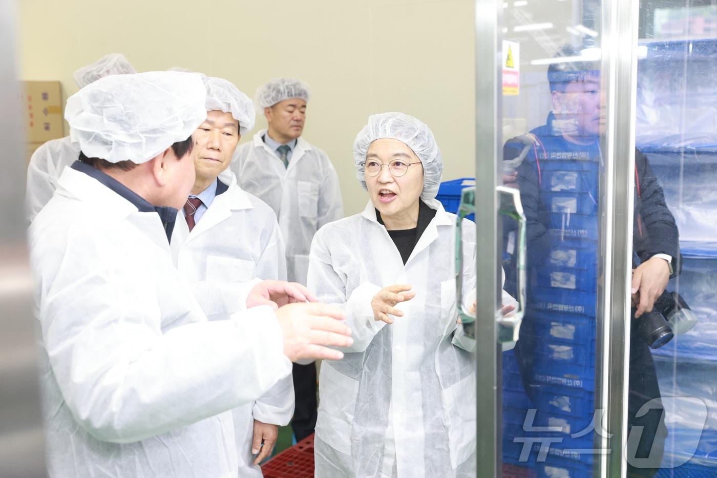 본문 이미지 - 한성숙 중소벤처기업부 장관이 10일 경기도 부천 플라스틱 사출 중소기업 신광엠앤피를 방문해 시설을 둘러보고 있다. (중소벤처기업부 제공. 재판매 및 DB 금지) 2026.4.10 ⓒ 뉴스1