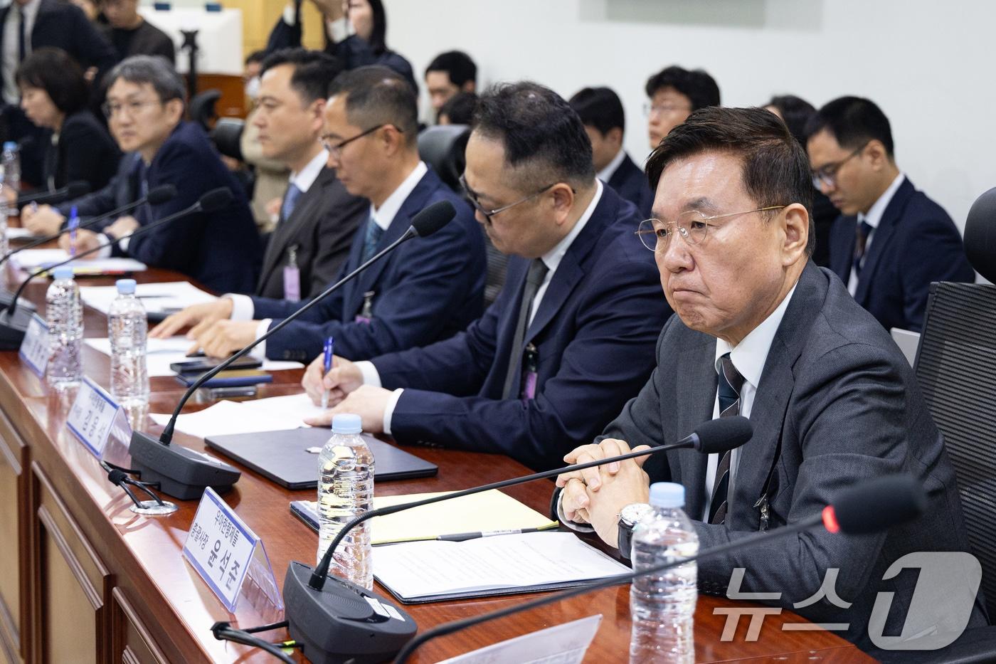 본문 이미지 - 윤석준 우아한형제들 총괄사장 등 배달앱 플랫폼 업체 대표들이 10일 서울 여의도 국회 의원회관에서 열린 더불어민주당 을지로위원회 주최 입점업체 수수료 및 배달비 부담 완화를 위한 배달앱 사회적대화기구 출범식 및 1차 회의에서 민병덕 위원장의 인사말을 경청하고 있다. 2026.4.10 ⓒ 뉴스1 유승관 기자