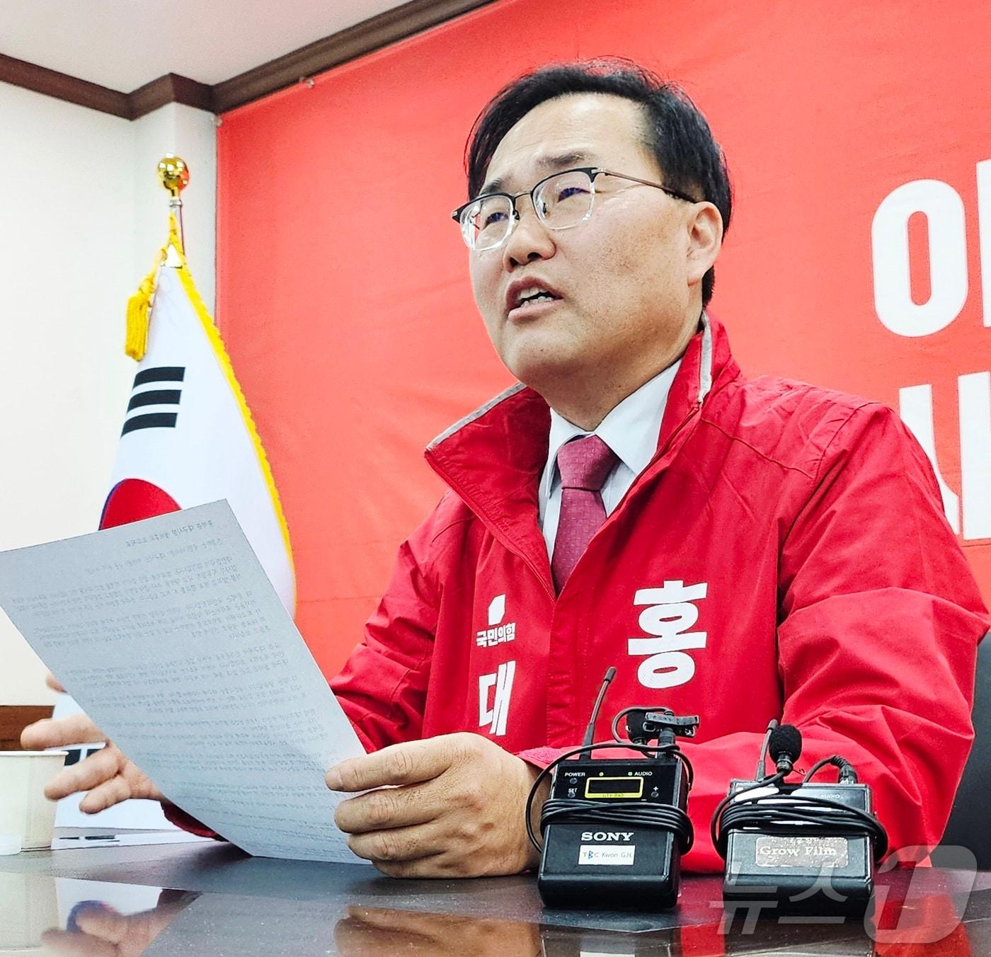 본문 이미지 - 6·3 지방선거 국민의힘 대구시장 홍석준 예비후보가 10일 대구 수성구 국민의힘 대구시당에서 기자회견을 열고 있다. 2026.4.10 ⓒ 뉴스1 남승렬 기자